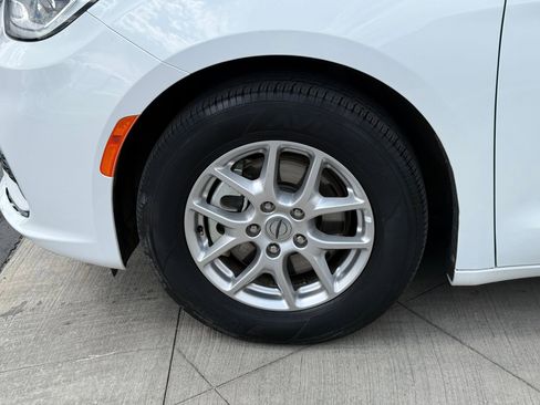 Used 2024 Chrysler Pacifica Touring-L FWD image 13