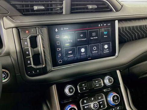 Used 2024 GMC Yukon Denali w/ Advanced Technology Package AWD/4WD image 17