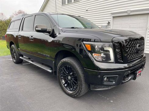 Used 2018 Nissan Titan SV w/ SV Convenience Package image 4