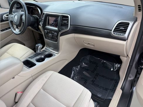 Used 2019 Jeep Grand Cherokee Laredo RWD image 11