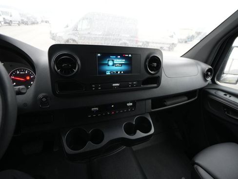 Used 2024 Mercedes-Benz Sprinter 2500 image 13