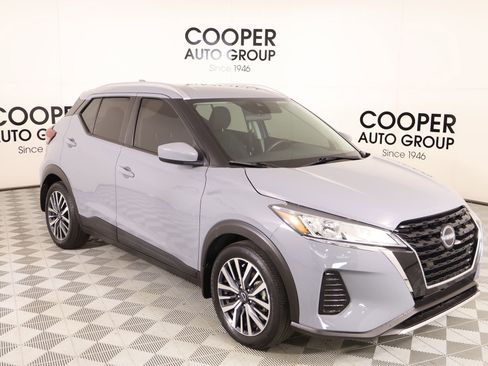 Used 2022 Nissan Kicks SV image 1