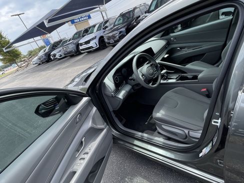 Used 2025 Hyundai Elantra SEL w/ Cargo Package FWD image 18