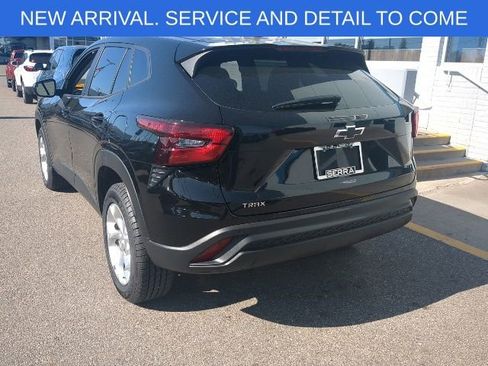 Used 2024 Chevrolet Trax LS w/ LS Convenience Package FWD image 3