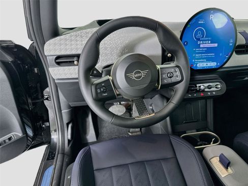 Used 2025 MINI Cooper 2-Door Hardtop FWD image 17