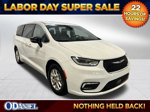 Used 2024 Chrysler Pacifica Touring-L FWD image 1