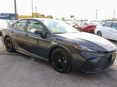 Used 2025 Toyota Camry SE image 3