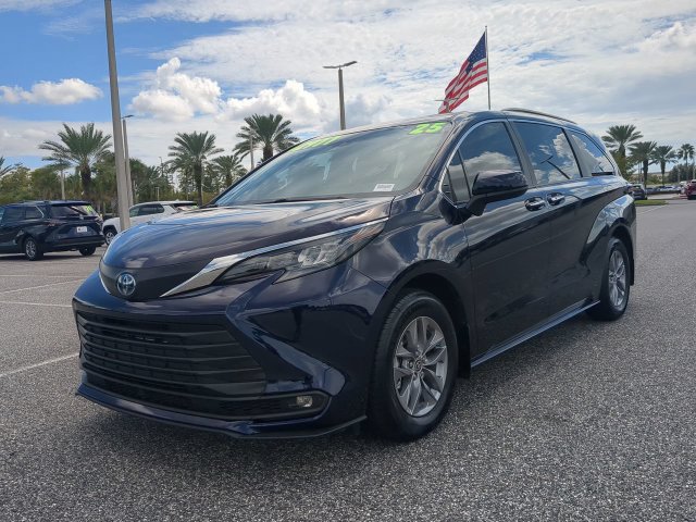 Certified 2025 Toyota Sienna XLE FWD image 8