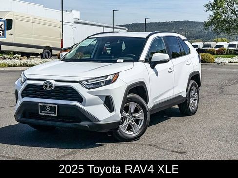 Used 2025 Toyota RAV4 XLE AWD/4WD image 1