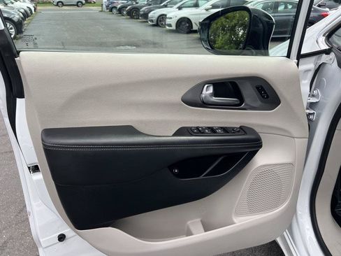 Used 2024 Chrysler Pacifica Limited FWD image 27
