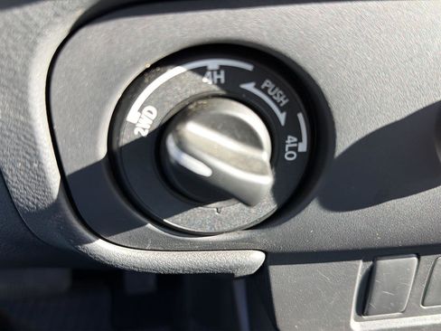 Used 2025 Nissan Frontier SV image 7