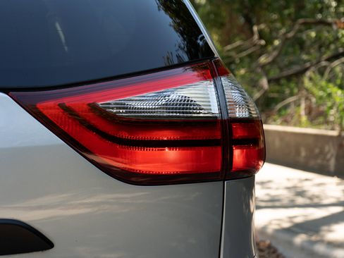 Used 2020 Toyota Sienna L image 13