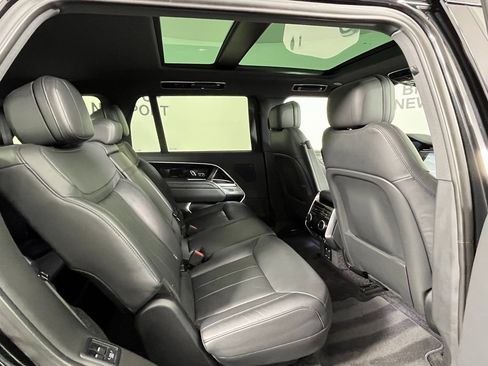 Used 2024 Land Rover Range Rover Long Wheelbase SE image 24