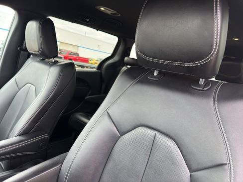 Used 2025 Chrysler Pacifica Select image 27
