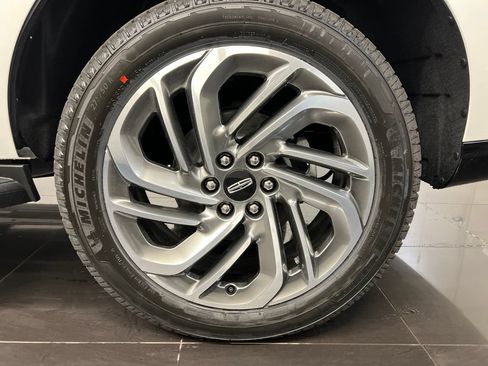 Used 2026 Lincoln Navigator Premiere AWD/4WD image 4