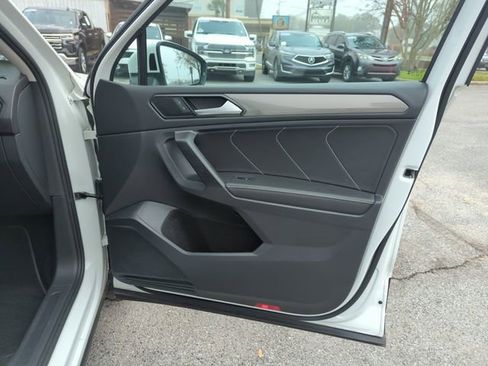 Used 2023 Volkswagen Tiguan SE image 33
