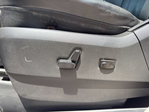 Used 2016 Chrysler Town & Country Touring-L FWD image 19