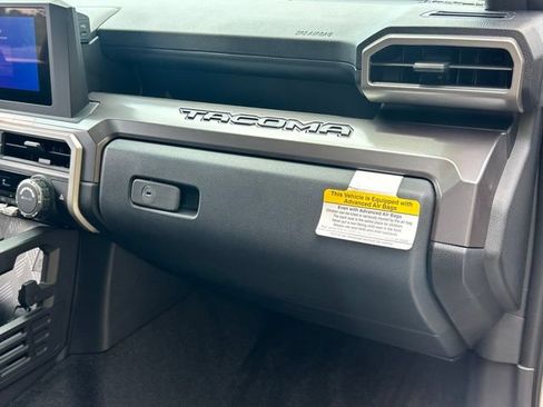 Used 2025 Toyota Tacoma SR5 AWD/4WD image 31