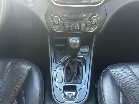 Used 2019 Jeep Cherokee Limited FWD image 35
