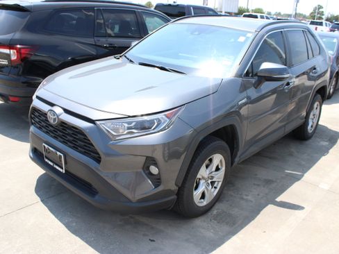Used 2021 Toyota RAV4 XLE w/ Convenience Package AWD/4WD image 5