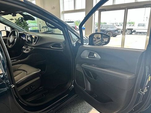 Used 2025 Chrysler Pacifica Limited FWD image 33
