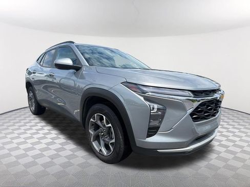 Used 2024 Chevrolet Trax LT w/ LT Convenience Package FWD image 3