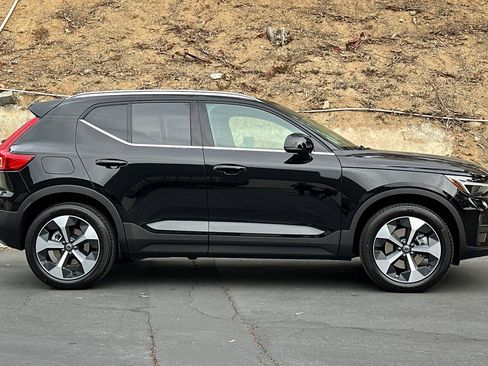 New 2025 Volvo XC40 B5 Core w/ Climate Package image 4