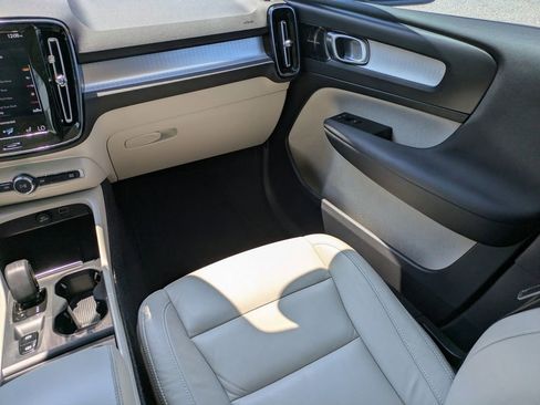 Certified 2022 Volvo XC40 T4 Momentum FWD image 17