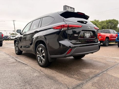 Used 2021 Toyota Highlander XLE AWD/4WD image 5