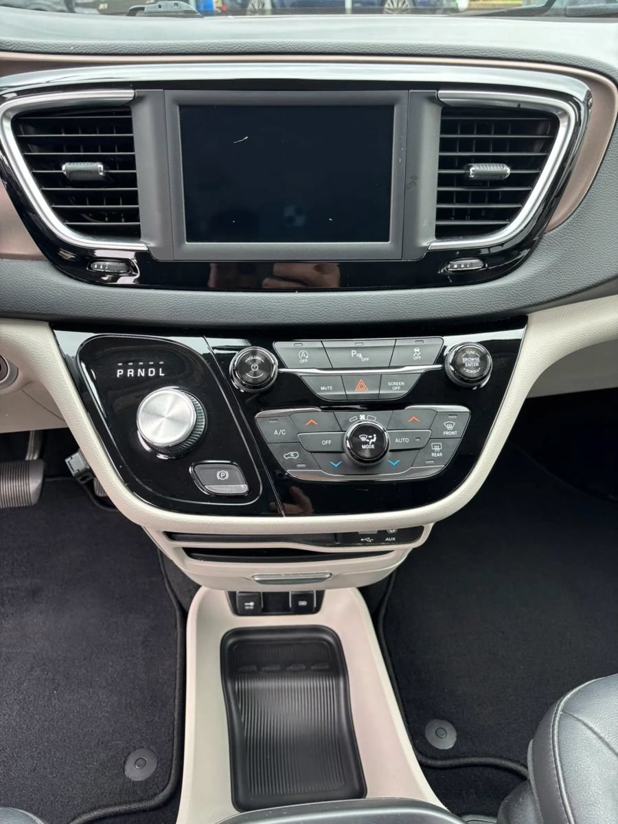 Used 2018 Chrysler Pacifica Touring-L FWD image 10