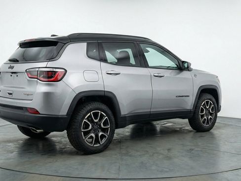 Used 2025 Jeep Compass Trailhawk AWD/4WD image 9