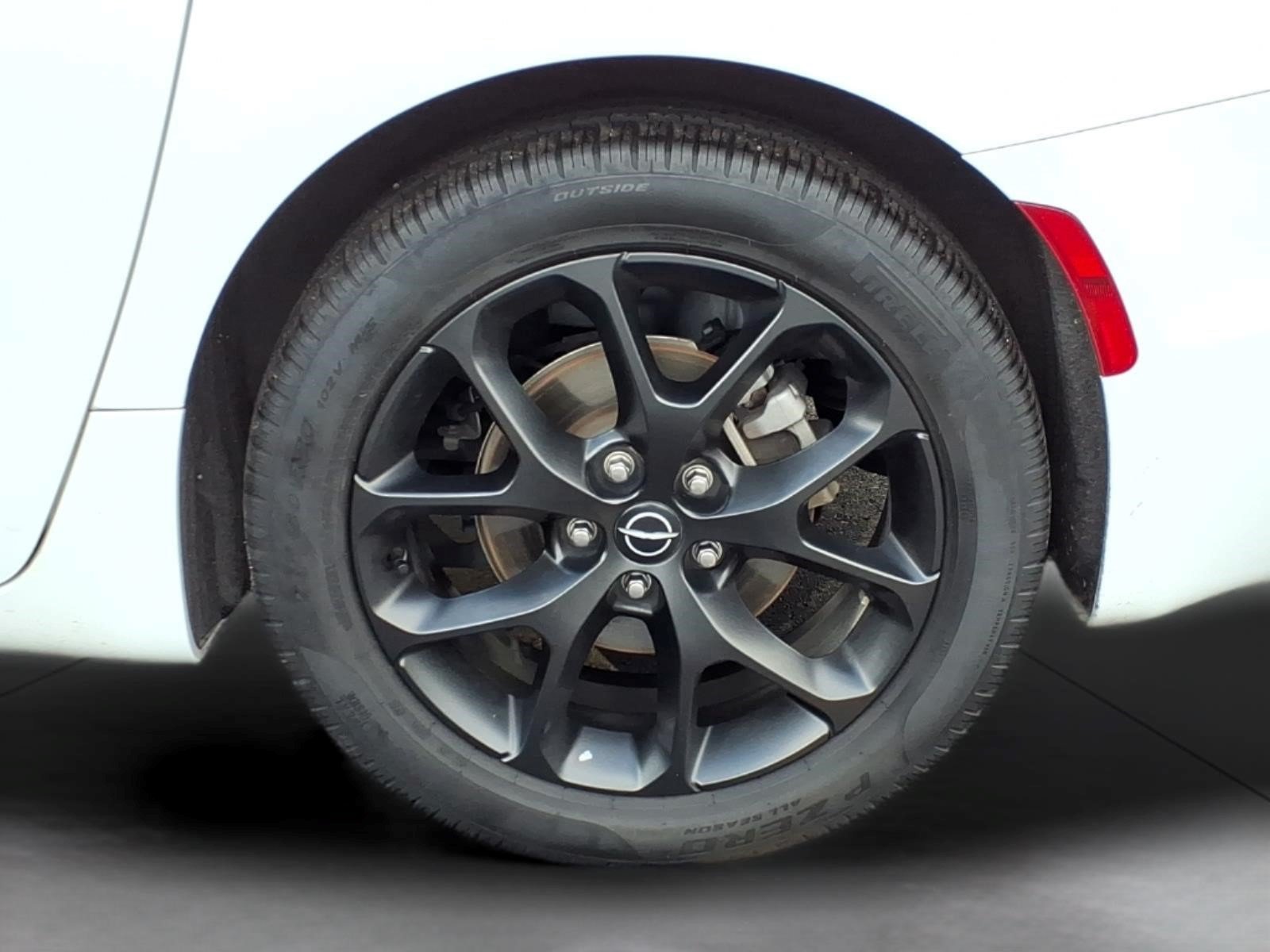 Used 2025 Chrysler Pacifica Limited FWD image 7