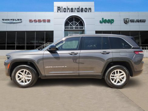 Used 2023 Jeep Grand Cherokee Laredo w/ Luxury Tech Group I RWD image 3