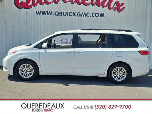 Used 2015 Toyota Sienna XLE w/ XLE Navigation Package FWD image 4
