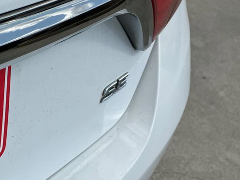 Used 2015 Toyota Camry SE FWD image 13