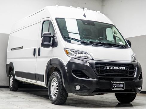 Used 2024 RAM ProMaster 2500 w/ Convenience Group FWD image 4