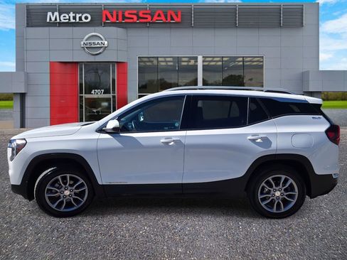 Used 2024 GMC Terrain SLT image 3