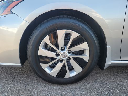Used 2024 Nissan Altima 2.5 S FWD image 9