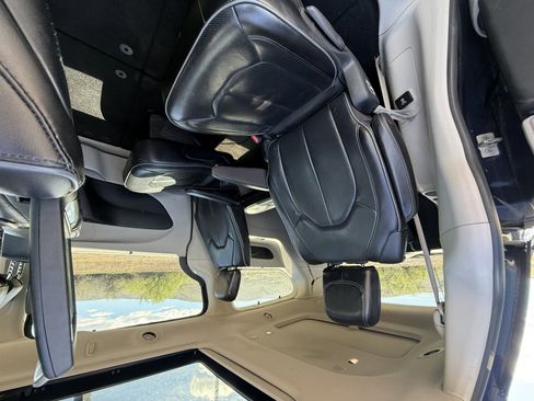 Used 2018 Chrysler Pacifica Limited FWD image 12