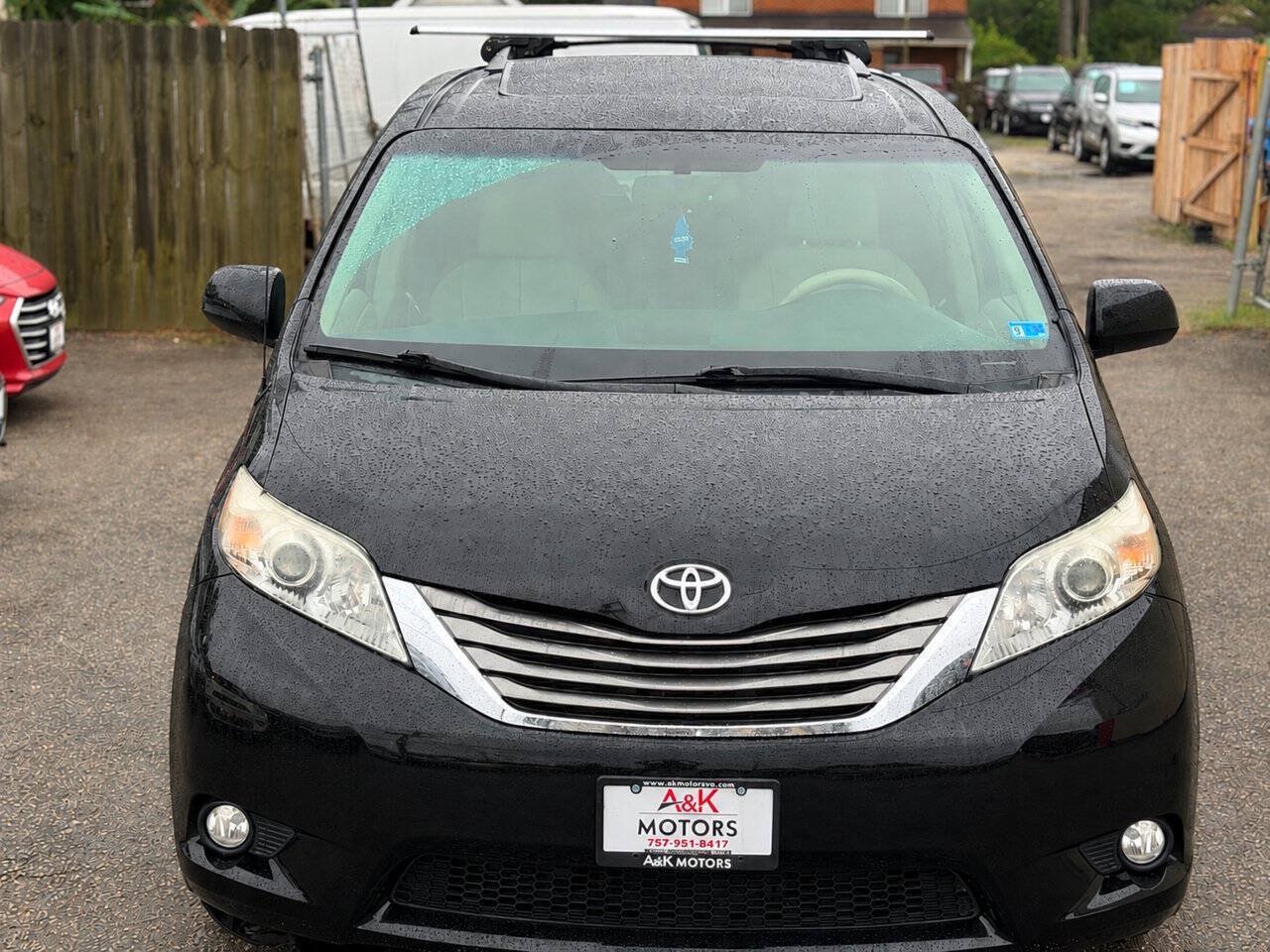 Used 2011 Toyota Sienna XLE FWD image 4