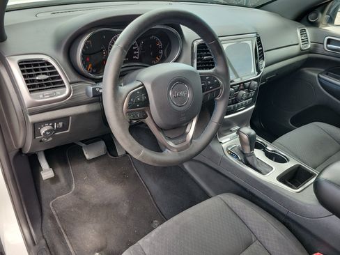 Used 2019 Jeep Grand Cherokee Laredo RWD image 12