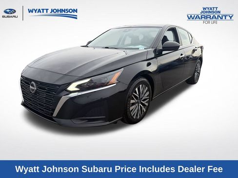 Used 2024 Nissan Altima 2.5 SV FWD image 1