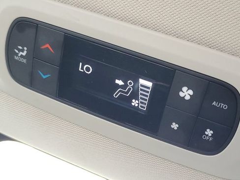 Used 2024 Chrysler Pacifica Limited FWD image 32