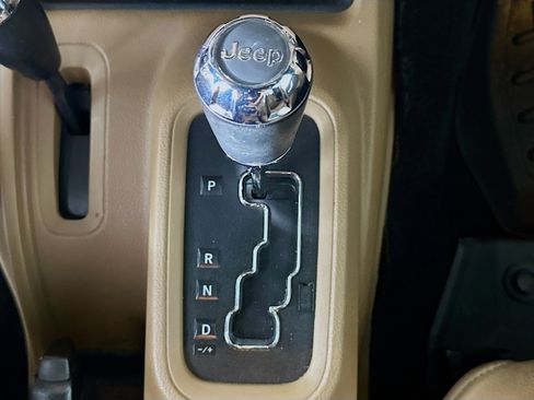 Used 2018 Jeep Wrangler Unlimited Rubicon w/ Connectivity Group image 24