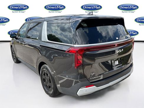 Used 2025 Kia Carnival FWD image 5