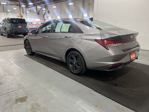 Used 2022 Hyundai Elantra SEL w/ Cargo Package FWD image 5