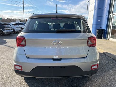Certified 2025 Hyundai Venue SE image 6