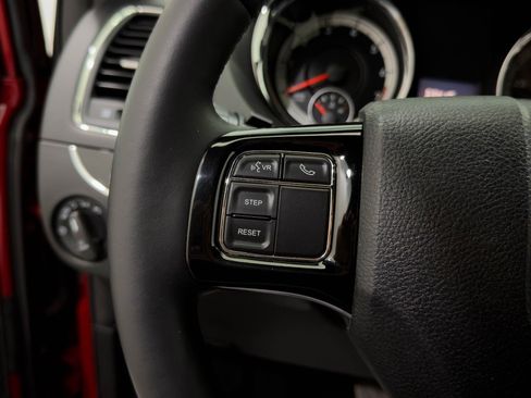 Used 2014 Dodge Grand Caravan SXT image 28