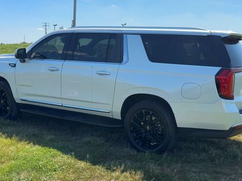 Used 2023 GMC Yukon XL SLT w/ SLT Luxury Package AWD/4WD image 4