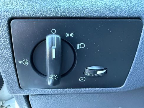 Used 2010 Ford Transit Connect XLT image 19